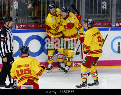 Il 20 ottobre 2019, Renania settentrionale-Vestfalia, Colonia: Hockey su ghiaccio: DEL, girone principale, XIII GIORNATA Kölner Haie - Düsseldorfer EG in la Lanxess Arena. DEG player Chad Nehring (r) cheers con il suo collega Alexander Barta (l) dopo il punteggio 1-0 piombo. Foto: Roberto Pfeil/dpa Foto Stock