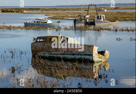 Leigh on Sea, Essex, Inghilterra, ottobre 2019, le carcasse delle vecchie barche deteriorando a Leigh paludi. Foto Stock