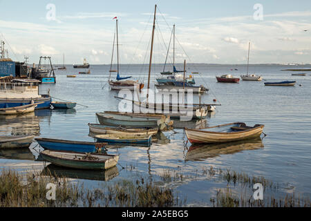 Leigh on Sea, Essex, Inghilterra, ottobre 2019, piccole barche a remi ormeggiate in acque poco profonde. Foto Stock