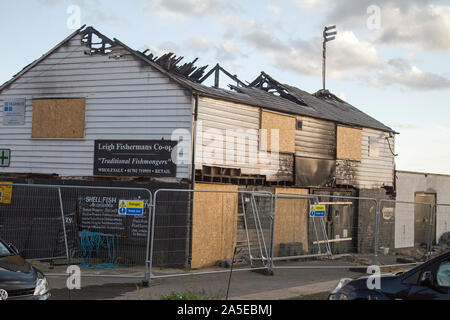 Leigh on Sea, Essex, Inghilterra, ottobre 2019, una vista del bruciato edificio appartenente a Leigh Fisherman's Co-op. Foto Stock