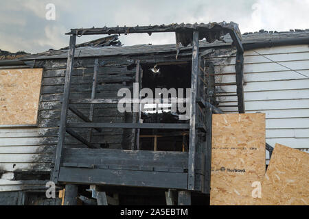 Chiudere fino a un incendio danneggiato edificio di legno Foto Stock