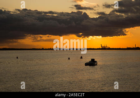 Tramonto Dorato a Leigh sul mare con barche in vista Foto Stock