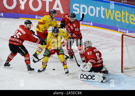 Il 20 ottobre 2019, Renania settentrionale-Vestfalia, Colonia: Hockey su ghiaccio: DEL, girone principale, XIII GIORNATA Kölner Haie - Düsseldorfer EG in la Lanxess Arena. Lettore Haie Alexander Aronson (l), Fabio Pfohl (2.vr) e portiere Annibale Weitzmann (R) cercare di impedire a DEG player Chad Nehring (M) dal punteggio. Foto: Roberto Pfeil/dpa Foto Stock