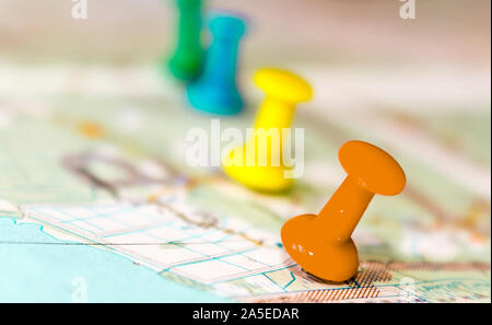 Destinazione di viaggio su una mappa punti indicati con colorati thumbtacks e la profondità di campo con spazio per la copia. Foto Stock