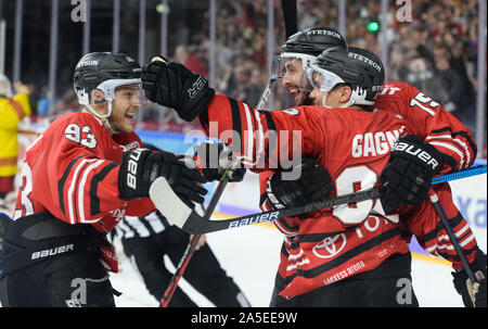 Il 20 ottobre 2019, Renania settentrionale-Vestfalia, Colonia: Hockey su ghiaccio: DEL, girone principale, XIII GIORNATA Kölner Haie - Düsseldorfer EG in la Lanxess Arena. Lettore di squalo Kevin Gagne (r) Sebastian Uvira (l) e Alexander Aronson (M) allietare dopo Gagne ha segnato il 2-1 piombo. Foto: Roberto Pfeil/dpa Foto Stock