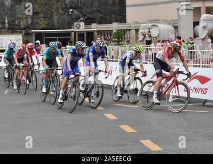 Nongla cinese di Guangxi Zhuang Regione autonoma. Xx oct, 2019. I ciclisti competere durante la fase quattro da Nanning a Nongla al 2019 UCI World Tour/tour del Guangxi in Nongla, sud della Cina di Guangxi Zhuang Regione autonoma, 20 ott. 2019. Credito: Lei Jiaxing/Xinhua/Alamy Live News Foto Stock