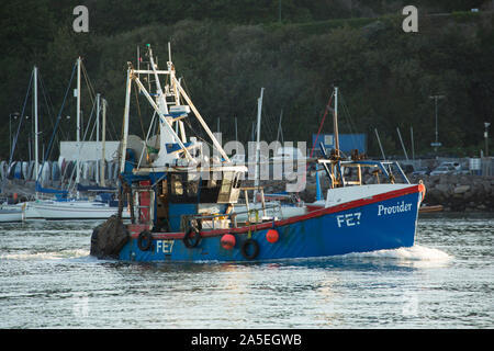 Una barca da pesca lasciando Brixham porta. Brixham è la casa di una grande flotta di pesca e il mercato del pesce. Devon England Regno Unito GB Foto Stock