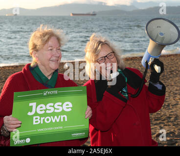 Vancouver, Canada. Xx oct, 2019. Verde canadese leader del Partito Elizabeth Maggio (R) parla di English Bay nel West End di Vancouver, British Columbia, 19 ottobre 2019 nel corso di un giorno di elezione federale di campagna elettorale in zona di Vancouver. Il giorno delle elezioni di ottobre 21, 2019. Foto di Heinz Ruckemann/UPI Credito: UPI/Alamy Live News Foto Stock