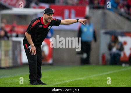 Il 20 ottobre 2019, Renania settentrionale-Vestfalia, Colonia: Calcio - Bundesliga, 1° FC Colonia - SC Paderborn 07, ottava giornata nel RheinEnergieStadion. Paderborn trainer di Steffen Baumgart gesticulates sul lato linea. Foto: Marius Becker/dpa - NOTA IMPORTANTE: In conformità con i requisiti del DFL Deutsche Fußball Liga o la DFB Deutscher Fußball-Bund, è vietato utilizzare o hanno utilizzato fotografie scattate allo stadio e/o la partita in forma di sequenza di immagini e/o video-come sequenze di foto. Foto Stock