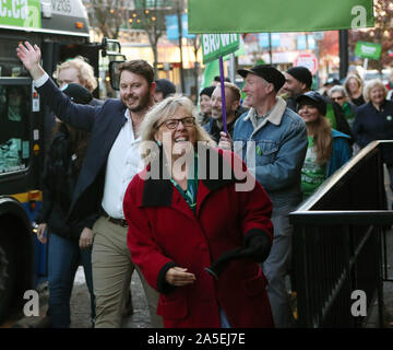 Vancouver, Canada. Xx oct, 2019. Verde canadese leader del Partito Elizabeth Maggio (R) unisce il centro di Vancouver candidato Jesse marrone (L) parlando di costituenti di English Bay e sulla Denman Street nel West End di Vancouver, British Columbia, 19 ottobre 2019 nel corso di un giorno di elezione federale di campagna elettorale in Vancouver. Il giorno delle elezioni di ottobre 21, 2019. Foto di Heinz Ruckemann/UPI Credito: UPI/Alamy Live News Foto Stock