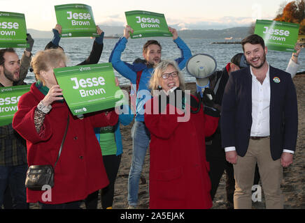 Vancouver, Canada. Xx oct, 2019. Verde canadese leader del Partito Elizabeth può (centro) unisce il centro di Vancouver candidato Jesse marrone (R) parlando di costituenti di English Bay e sulla Denman Street nel West End di Vancouver, British Columbia, 19 ottobre 2019 nel corso di un giorno di elezione federale di campagna elettorale in Vancouver. Il giorno delle elezioni di ottobre 21, 2019. Foto di Heinz Ruckemann/UPI Credito: UPI/Alamy Live News Foto Stock