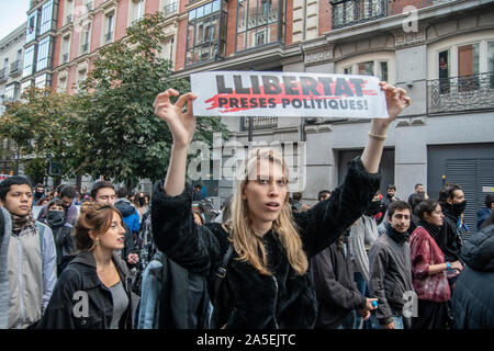 Ottobre 19 alle ore sei questo Sabato e il percorso è contrassegnato tra la stazione di Atocha e Sol. Indipendenza Catalana movimento ha chiamato per una dimostrazione Foto Stock