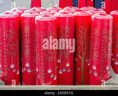 Rosso avvento Natale candele Foto Stock
