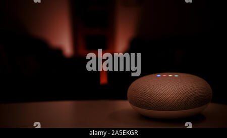 Google Mini Home - Smart Speaker con luci accese Foto Stock