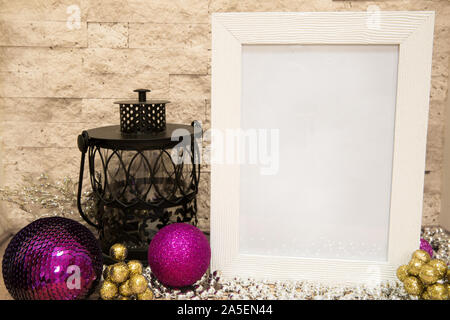 Lanterna e decorazione di Natale, mock up. Viola le palle di Natale e golden bacche decorative, argento perle su un muro di mattoni dello sfondo. Foto Stock