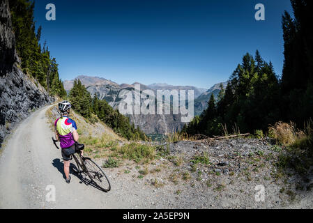 Femmina matura ciclista, Villard Notre Dame, Oisans, sulle alpi francesi. Foto Stock