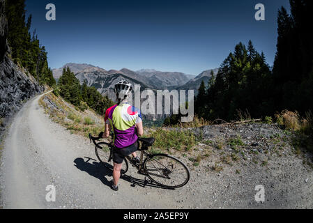 Femmina matura ciclista, Villard Notre Dame, Oisans, sulle alpi francesi. Foto Stock