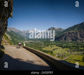 Il balcone strada da Bourg d'Oisans a Villard Notre Dame, Oisans, Francia. Foto Stock