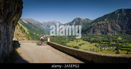 Il balcone strada da Bourg d'Oisans a Villard Notre Dame, Oisans, Francia. Foto Stock