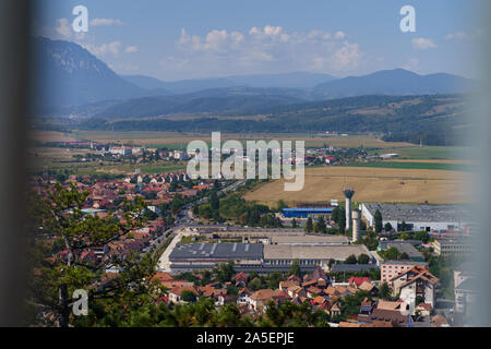 Vista sulla città di Rasnov dall'interno della fortezza Foto Stock