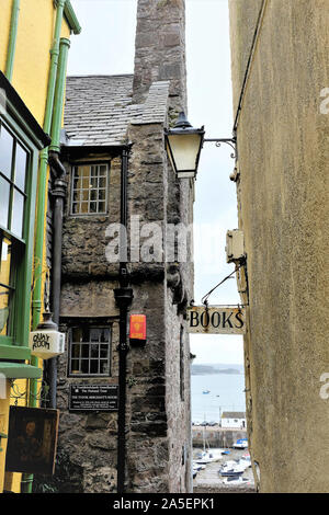 Tenby, South Wales, Regno Unito. Luglio 28, 2018. Attrazione turistica del Tudor Merchant's House sul Quay Hill guardando giù al porto di Tenby in Sud Wal Foto Stock