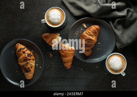 Ristorante e bar Colazione La colazione è servita con croissant e caffè. La prima colazione continentale nella tabella Foto Stock