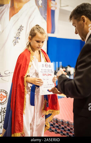 Belgrado, Serbia - 28. Settembre 2019. I ragazzi e i bambini vincitori di coppe e medaglie sul podio ricevere premi su Kyokushin Belgrado Trofeo Tourna Foto Stock