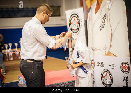 Belgrado, Serbia - 28. Settembre 2019. I ragazzi e i bambini vincitori di coppe e medaglie sul podio ricevere premi su Kyokushin Belgrado Trofeo Tourna Foto Stock