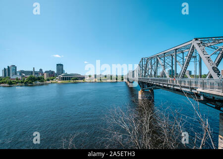 Una vista del ponte di Alexandra durante il giorno, Ottawa, Canada Foto Stock