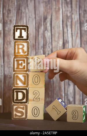 Tendenze 2020 scritto su dei blocchi di legno Foto Stock