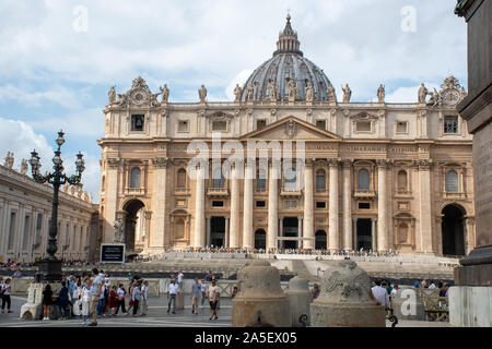 Roma Italia - 1 Ottobre 2019: Basilica di San Pietro visto dalla piazza Foto Stock