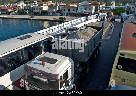 Porto di Glifa, Grecia, 27 giugno 2016. La partenza di un traghetto con un gruppo di turisti provenienti dal porto di Porto di Glifa. I turisti vanno in vacanza in Evi Foto Stock