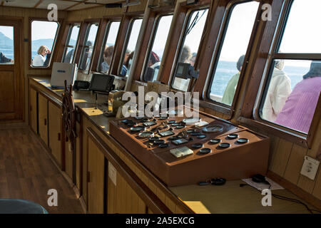 Porto di Glifa, Grecia, 27 giugno 2016. La partenza di un traghetto con un gruppo di turisti provenienti dal porto di Porto di Glifa. Vista della cabina di controllo e Foto Stock