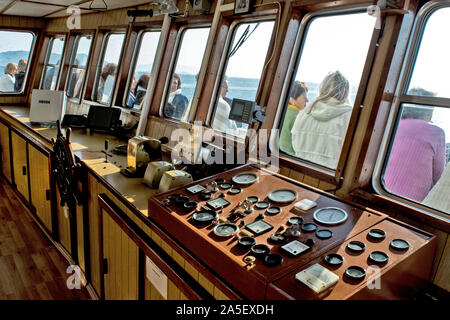 Porto di Glifa, Grecia, 27 giugno 2016. La partenza di un traghetto con un gruppo di turisti provenienti dal porto di Porto di Glifa. Vista della cabina di controllo e Foto Stock