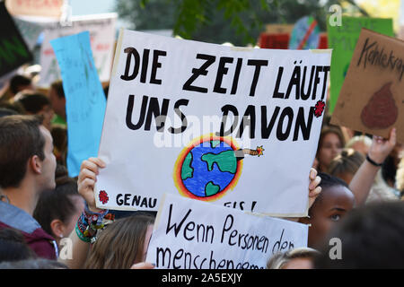 Heidelberg, Germania - Settembre 2019: segno di protesta dicendo di cartone " Tempo è in esecuzione' in tedesco durante il venerdì per colpire il futuro Foto Stock