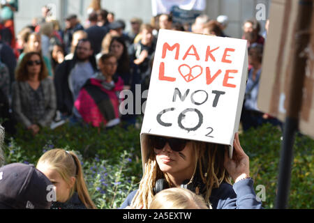 Heidelberg, Germania - Settembre 2019: segno di protesta dicendo di cartone 'Make amore non CO2 durante il venerdì per il futuro sciopero per il clima Foto Stock