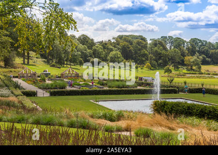 L'Orto e il bagno in piscina il recentemente ristrutturato " Il Tritone in Somerset' giardino e hotel, nr Bruton, England, Regno Unito Foto Stock