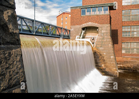 L'acqua della diga di una vecchia fabbrica di cotone a Tampere città industriale della Finlandia Foto Stock