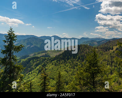 Vista dalla collina Chladkove tra Klak hill e sedlo Prislop mountain pass in primavera Velka Fatra montagne in Slovacchia Foto Stock