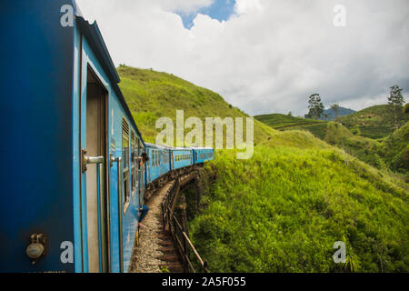 In viaggio con il treno del paese ferroviario in Sri Lanka , Hatton Foto Stock