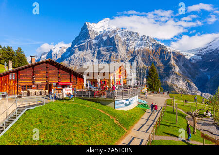 Grindelwald, Svizzera - 10 Ottobre 2019: persone presso la stazione intermedia al primo picco delle Alpi Svizzere montagna, picchi innevati panorama, Oberland bernese, Foto Stock