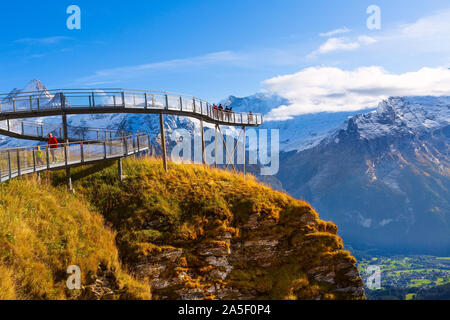 Grindelwald, Svizzera - 10 Ottobre 2019: persone su sky cliff walk ponte metallico al primo picco delle Alpi Svizzere montagna, picchi innevati panorama, Oberland Foto Stock