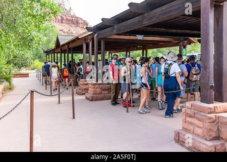 Springdale, Stati Uniti d'America - 6 Agosto 2019: Zion National Park in mattinata a fermata bus navetta centro visitatori in estate con molte persone in attesa nella coda di linea Foto Stock