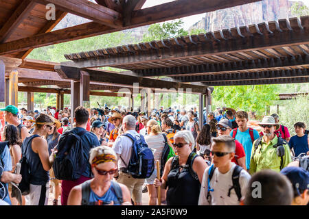 Springdale, Stati Uniti d'America - 6 Agosto 2019: Zion National Park in mattinata a fermata bus navetta centro visitatori in estate con la folla di molte persone in attesa in linea Foto Stock