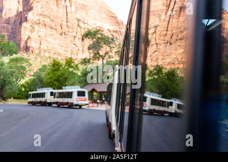 Springdale, Stati Uniti d'America - 6 Agosto 2019: Parco Nazionale Zion parcheggio fermata sulla strada in Utah con ingrandimento della finestra sul bus navetta per i mezzi di trasporto pubblici in s Foto Stock