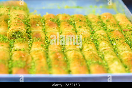 Arabo dolci per celebrare le feste del ramadan, iftar,eid sul vassoio nel mercato.Il fuoco selettivo. Foto Stock
