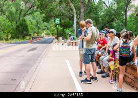 Springdale, Stati Uniti d'America - 6 Agosto 2019: Parco Nazionale Zion parcheggio sosta 7 su strada in Utah con persone in attesa nella coda della linea di bus navetta pubblico trans Foto Stock