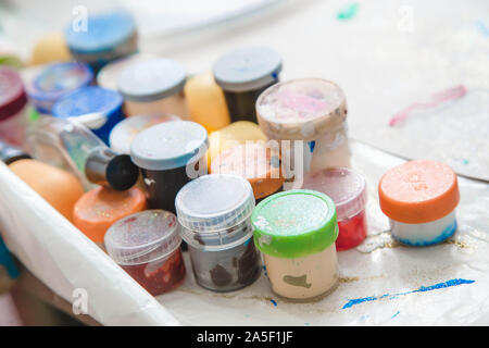Un sacco di gouache paint in piccoli vasetti. mezzi di disegno. La scuola tecnica fornisce Foto Stock