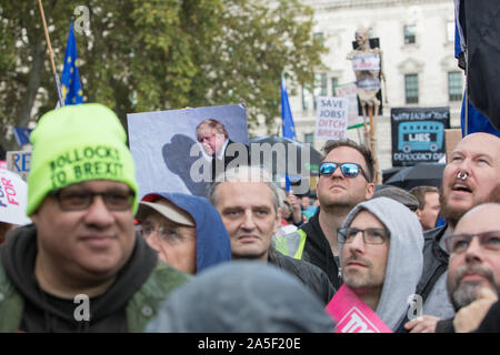 Westminster, Londra, Regno Unito. Il 19 ottobre 2019. Centinaia di migliaia di sostenitori della "voto popolare' convergono su Westminster per un 'ultima parola' sul Primo Ministro Boris Johnson è di nuovo Brexit trattativa. MPs si preparano a votare in House of Commons il recentemente rinegoziato Brexit trattare con l'Unione europea. I politici a fianco di celebrità affrontare il rally in piazza del Parlamento. Foto Stock