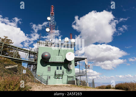 Stazione della torre cellulare in cima alle montagne Catalina, Tucson, Arizona Foto Stock